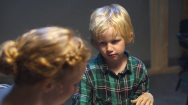 Aile karantina sırasında birlikte vakit geçirir.