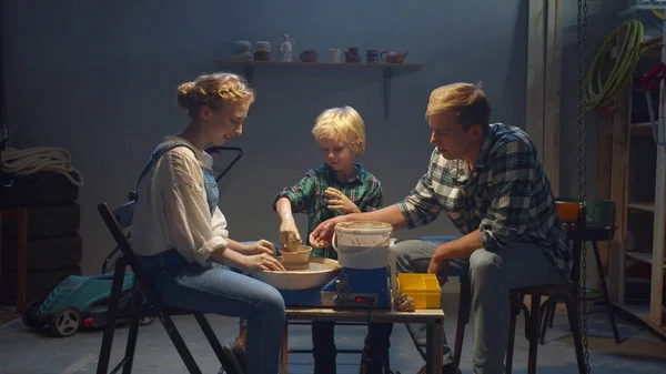 Jeune famille est passionnée par la modélisation de l'argile dans son garage — Photo