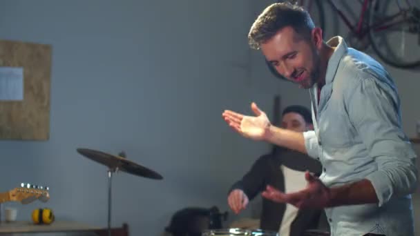 De muzikanten ontmoetten elkaar in de garage om rock te spelen — Stockvideo