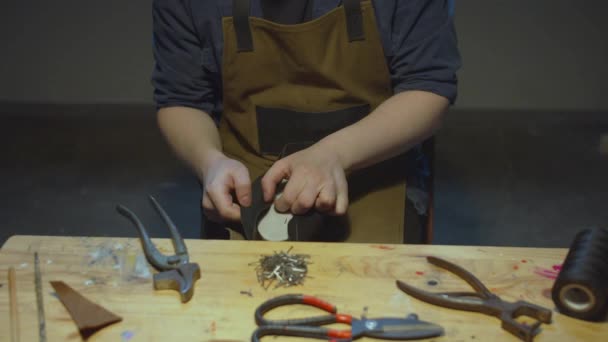 Shoemaker traite le cuir. Loisirs de quarantaine — Video