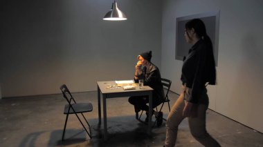 Genç bir kız için sorgulama başlıyor.