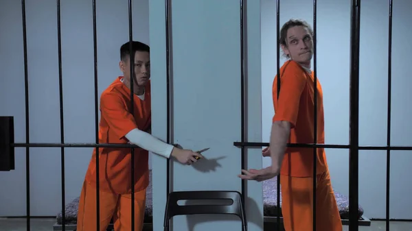Um prisioneiro passa uma faca enquanto ninguém vê — Fotografia de Stock