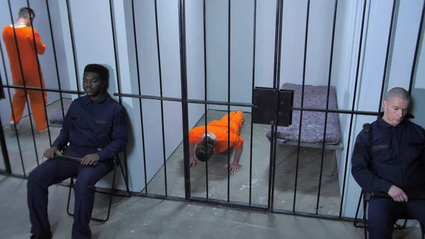 Vězeňská stráž se stará o vězně ve vězení — Stock fotografie