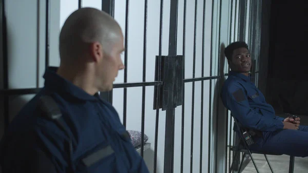 Gözlemciler kendi aralarında konuşur ve suçlularla ilgilenirler.