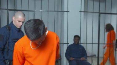 Hapisteki bir suçlu kelepçelerden kurtuldu