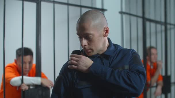 Gevangenisbewaker aan het praten op de walkietalkie — Stockvideo