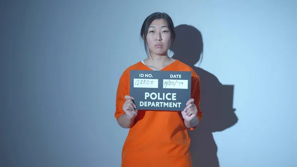 표지판을 들고 있는 아시아인 범죄자들의 사진 — 스톡 사진