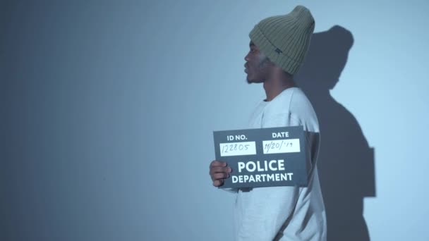 Afroamerykanin sfotografowany. znak zdjęcia policyjnego — Wideo stockowe
