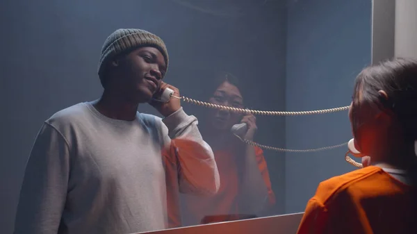 Ziyaret odasındaki tutukluyla iletişim.