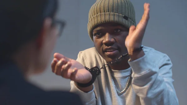 Kelepçeli suçlu bir avukattan yardım istiyor.