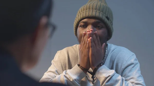 Mahkum, bir avukatla konuşurken endişeli.