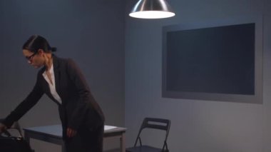 Polis kıyafetli ciddi bir kadın avukat.