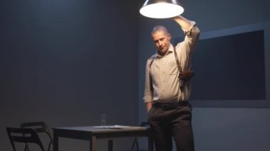  Ajan, polis merkezindeki lambayı düzeltir.
