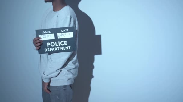 Un criminel est photographié. Panneau Mugshot — Video