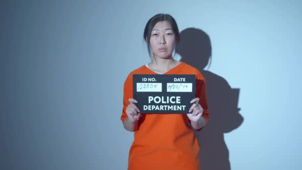 Photo de criminels asiatiques tenant un signe — Video