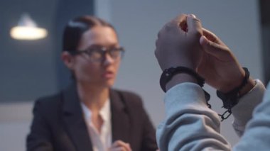 Mahkûm avukatı dinler. Kapat.