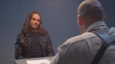 Sessiz tutuklu polis sorularını cevaplamaz.