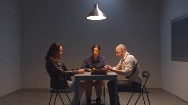 İki polis bir suçluyu sorguluyor. Düşük ihtimal