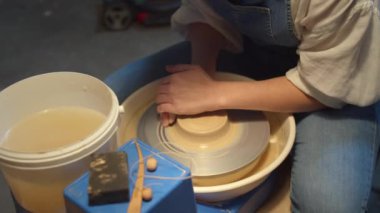 Potter kil şekillendirmek için kuvvet uygular