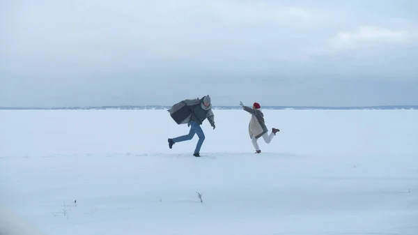 O tipo e a rapariga estão a dançar no gelo. — Fotografia de Stock