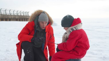 Babası oğluna balık tutmayı öğretiyor. Aile hobileri