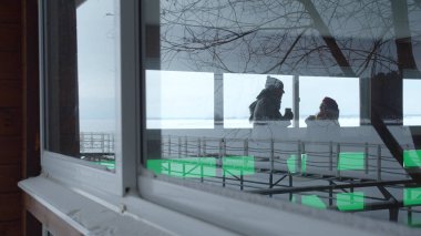 Bir çift çay içiyor. Pencereden bak