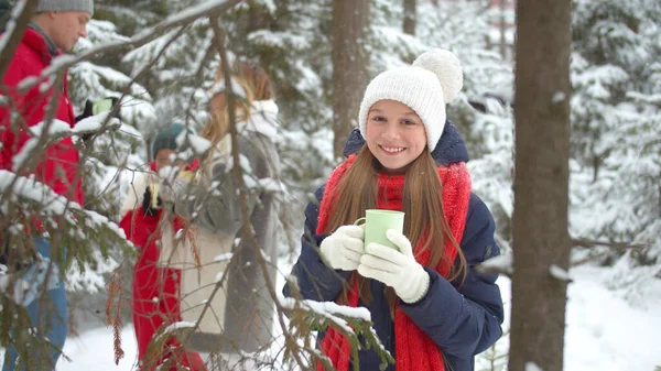 Girl drinking tea in a snowy forest. Medium shot — Stock Photo, Image