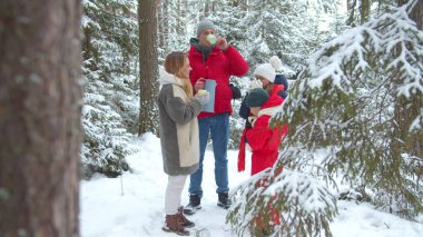 Aile kışın sıcak çayla ısınır.