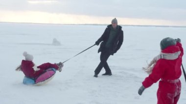 Babam bir çocuğa boruyla biniyor. Yavaş çekim
