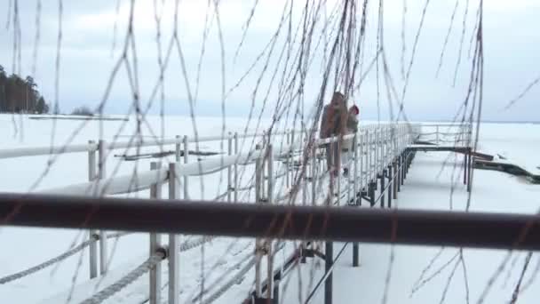 Datum auf der Seebrücke. Winter und Romantik — Stockvideo
