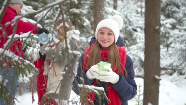 Meisje dat thee drinkt in een besneeuwd bos. Middelmatig schot — Stockvideo