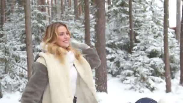 Mamma och dotter kastar snöbollar och ha kul — Stockvideo
