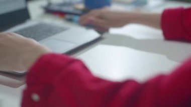 Sekreter bilgisayarı kapatır ve kapatır.