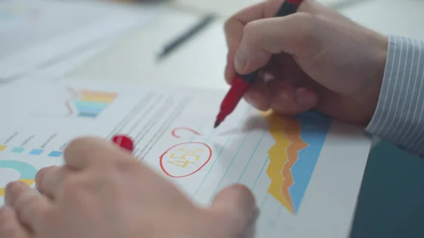 Ofis çalışanı belgede hataları işaretliyor