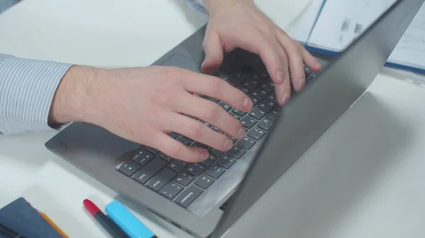Trabajador de oficina abre una computadora portátil y tipos. De cerca. —  Fotos de Stock
