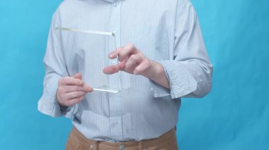 İşadamı modern bir tablet kullanıyor.