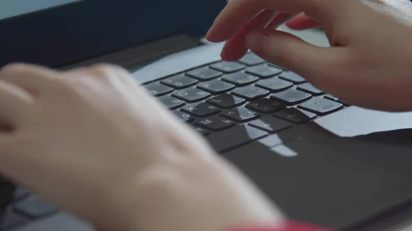 Mujer freelancer escribiendo en un teclado. Primer plano —  Fotos de Stock