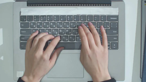 O homem está digitando em um teclado de laptop. Vista superior — Fotografia de Stock