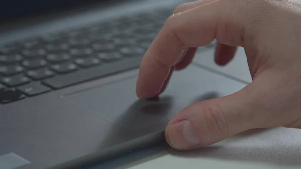 Hombre utiliza el ratón portátil touchpad. Primer plano extremo —  Fotos de Stock