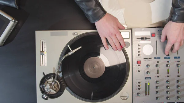 DJ twists a record on a turntable in slowmotion — Stock Photo, Image