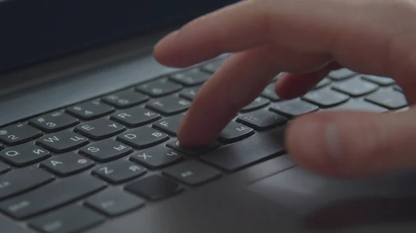 Un hombre está escribiendo en un portátil. Primer plano extremo —  Fotos de Stock