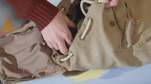 A man takes things out of a backpack. Top view — Stock Photo, Image