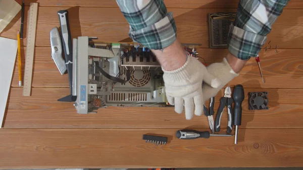 Repairman disassembles a computer. Top view — Stock Photo, Image