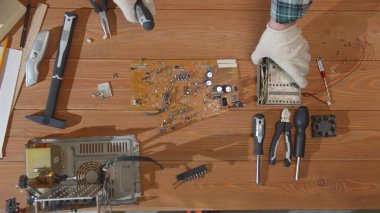 Bilgisayar tamircisi araçları masaya koyar