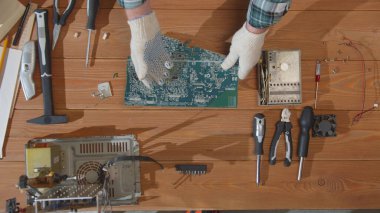 Mühendis bilgisayardaki tahtayı gösteriyor.