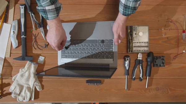 Tekniker torkar laptopen och stänger den. Ovanifrån — Stockfoto