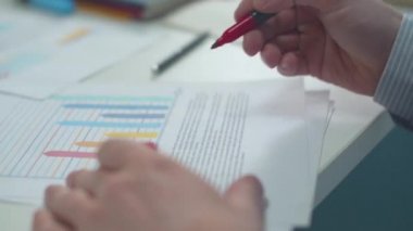 Ofis çalışanı belgede hataları işaretliyor