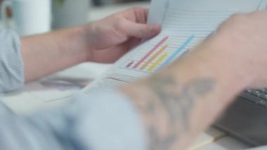 Katip bir belgede grafik ve çizelgeleri inceler