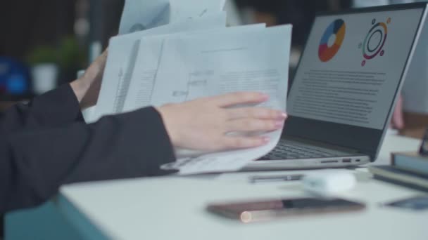 O chefe atira documentos para o ar. Movimento lento — Vídeo de Stock