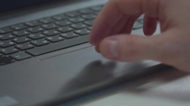 Adam dizüstü bilgisayarı kullanıyor. Aşırı yakın çekim